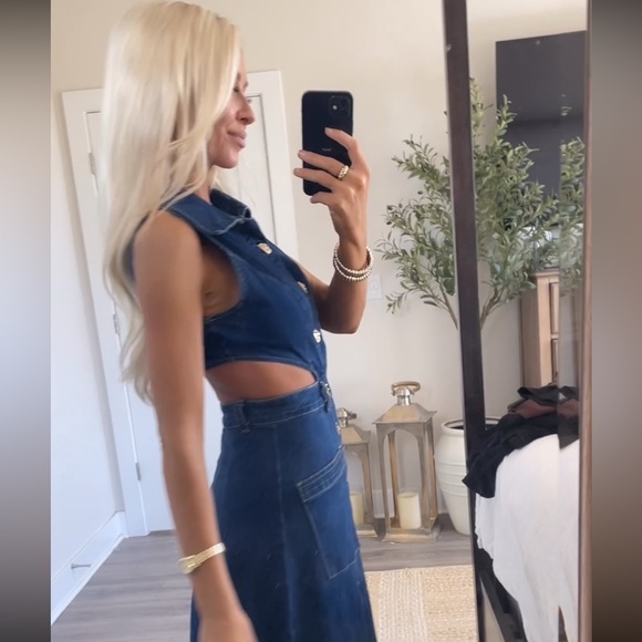 Stylish Blue Denim Maxi Dress with Front Slit & Gold Buttons - Picture 6 of 6